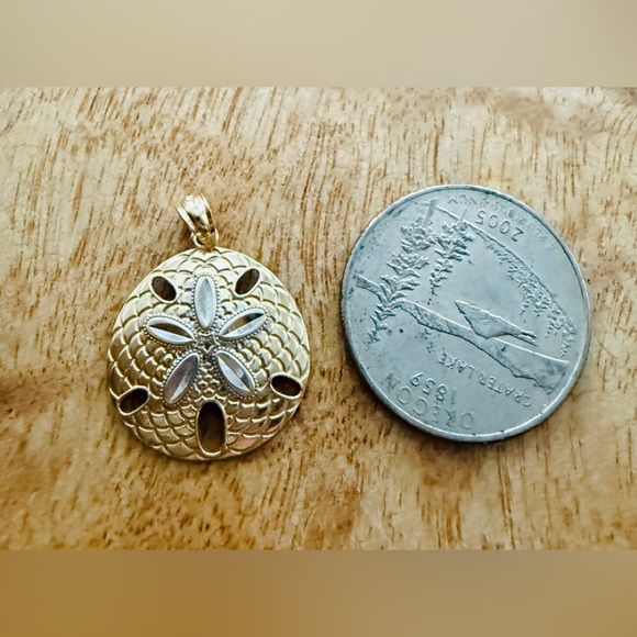 14K SOLID YELLOW & WHITE GOLD HAWAIIAN SAND DOLLAR CHARM PENDANT - Picture 5 of 6